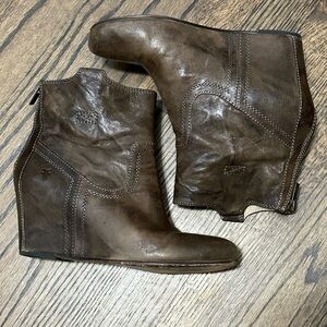 Frye Carson Wedge Ankle Boot Size 8 Brown Back Zipper Leather 3” Heel